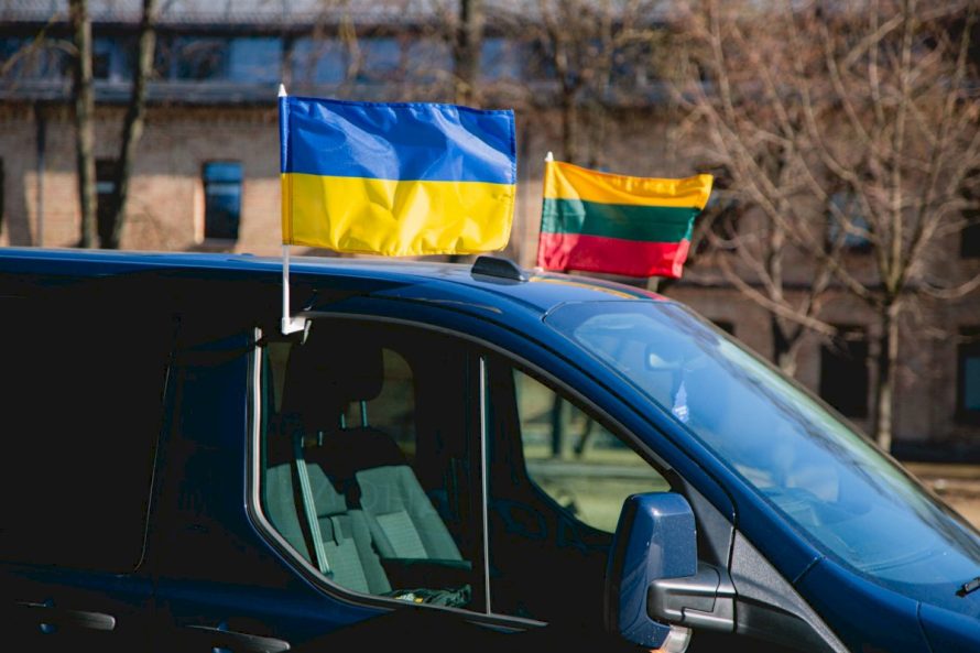 Ragina lietuvius jungtis į pagalbos akciją: kviečia padovanoti automobilių Ukrainai