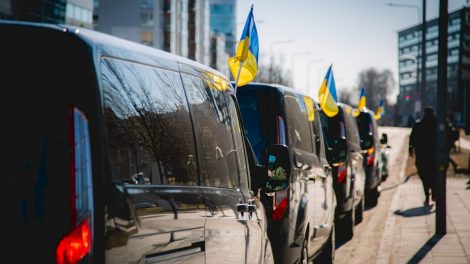 Lietuviai suskubo dovanoti automobilius Ukrainos kariams: prisijungia ir verslas, ir autosportas