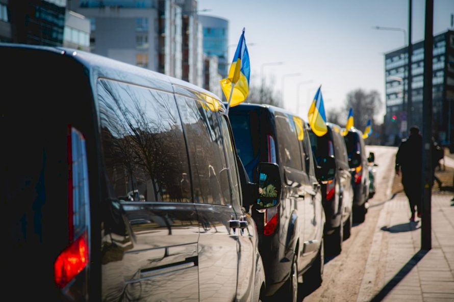 Lietuviai suskubo dovanoti automobilius Ukrainos kariams: prisijungia ir verslas, ir autosportas