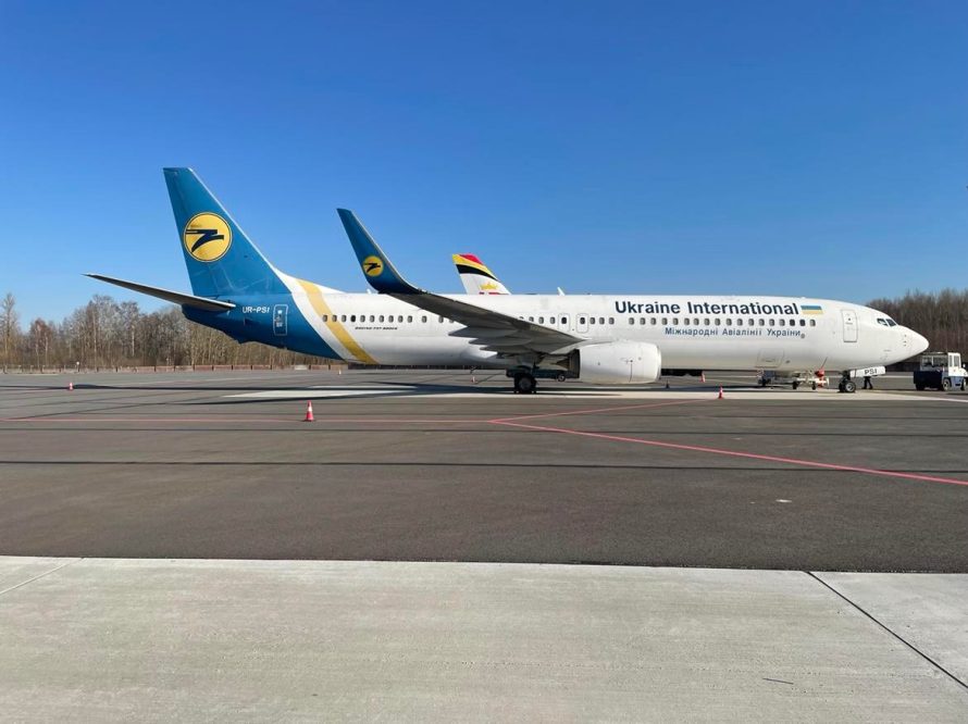 Šiaulių oro uostas neatlygintinai priėmė pirmąjį Ukrainos avialinijų boingą, pasirūpinta ir įgula