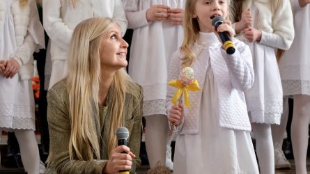 Žinomos dainininkės Lauros Remeikienės autorinių dainų atgimimas koncerte „Velykų šviesa“