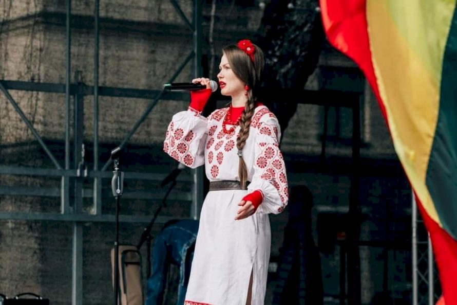 Ukrainos dienas vainikuojančiame koncerte – jautri ukrainietės aktorės daina 
