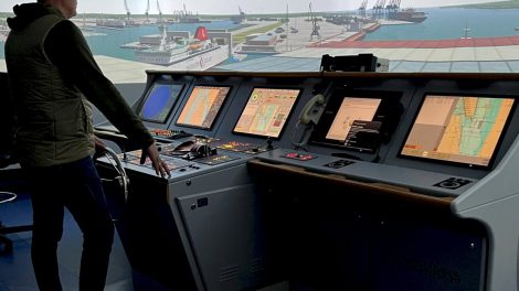 Pietinės Klaipėdos uosto dalies išvystymo projektinių pasiūlymų alternatyvos vertinamos pasitelkus navigacinį treniruoklį