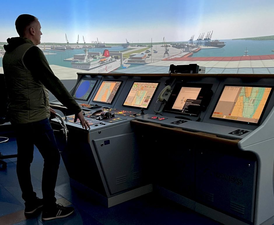 Pietinės Klaipėdos uosto dalies išvystymo projektinių pasiūlymų alternatyvos vertinamos pasitelkus navigacinį treniruoklį