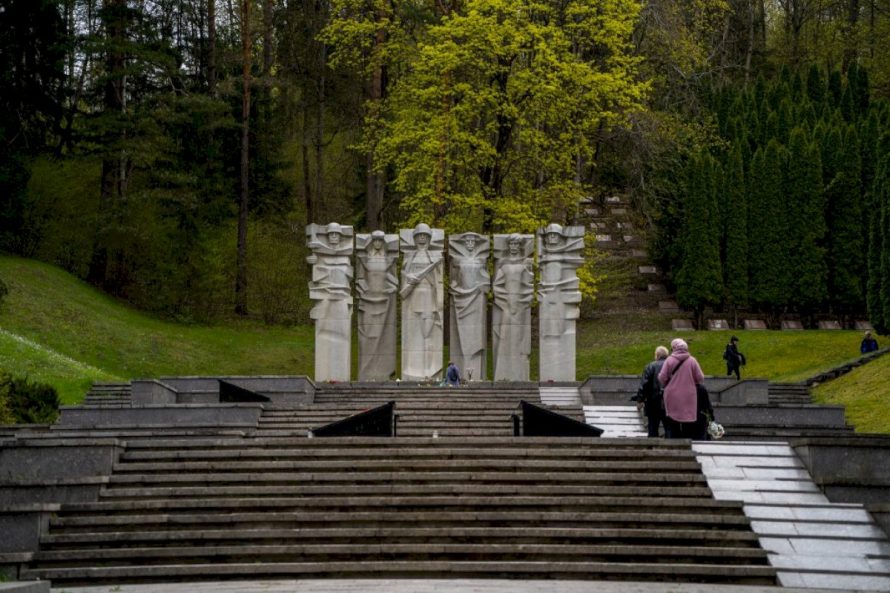 Vilniaus Antakalnio kapinėse nebeliks memorialo sovietų kariams 