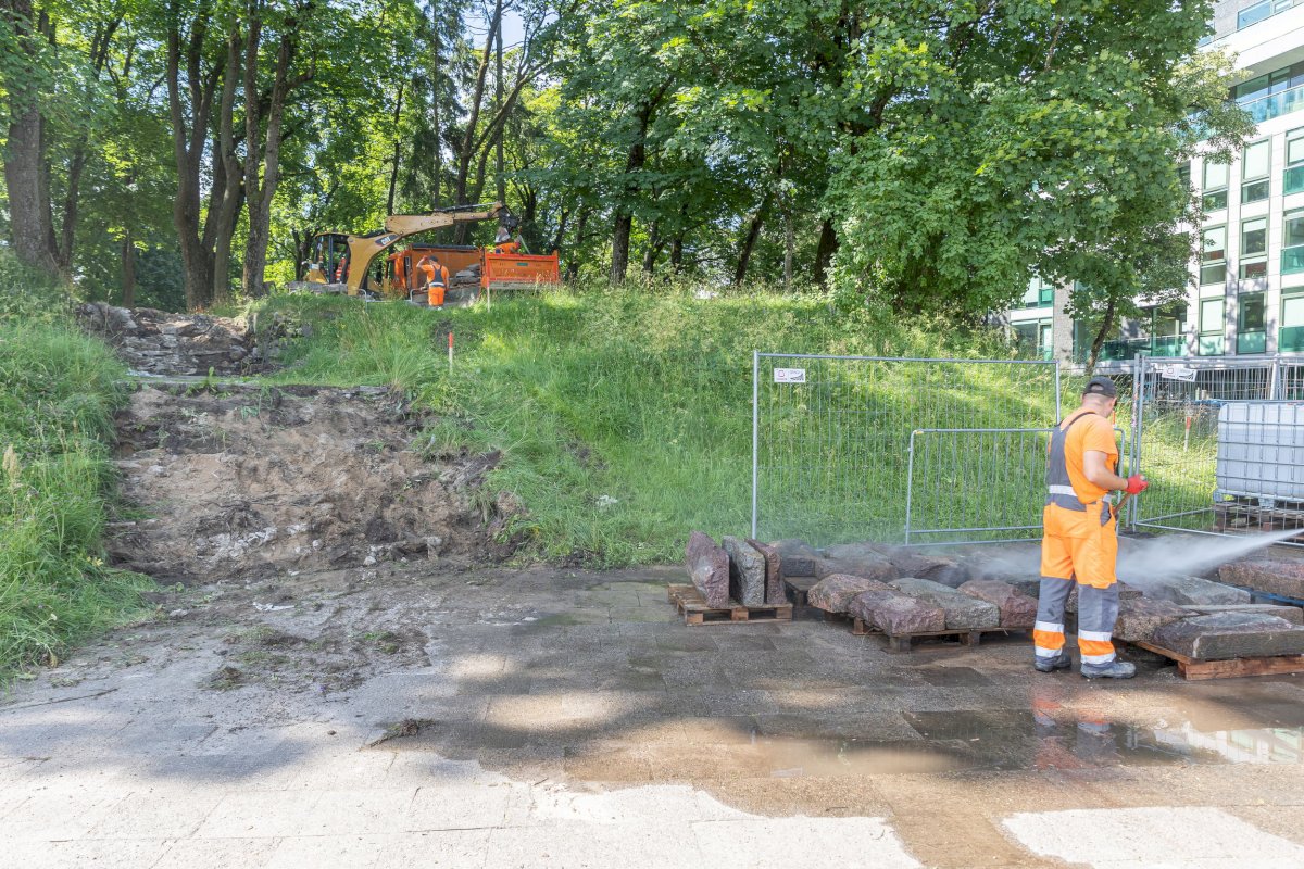 is-sostines-tauro-kalno-laiptu-ismontuoti-zydu-antkapiai-grizta-i-kapines