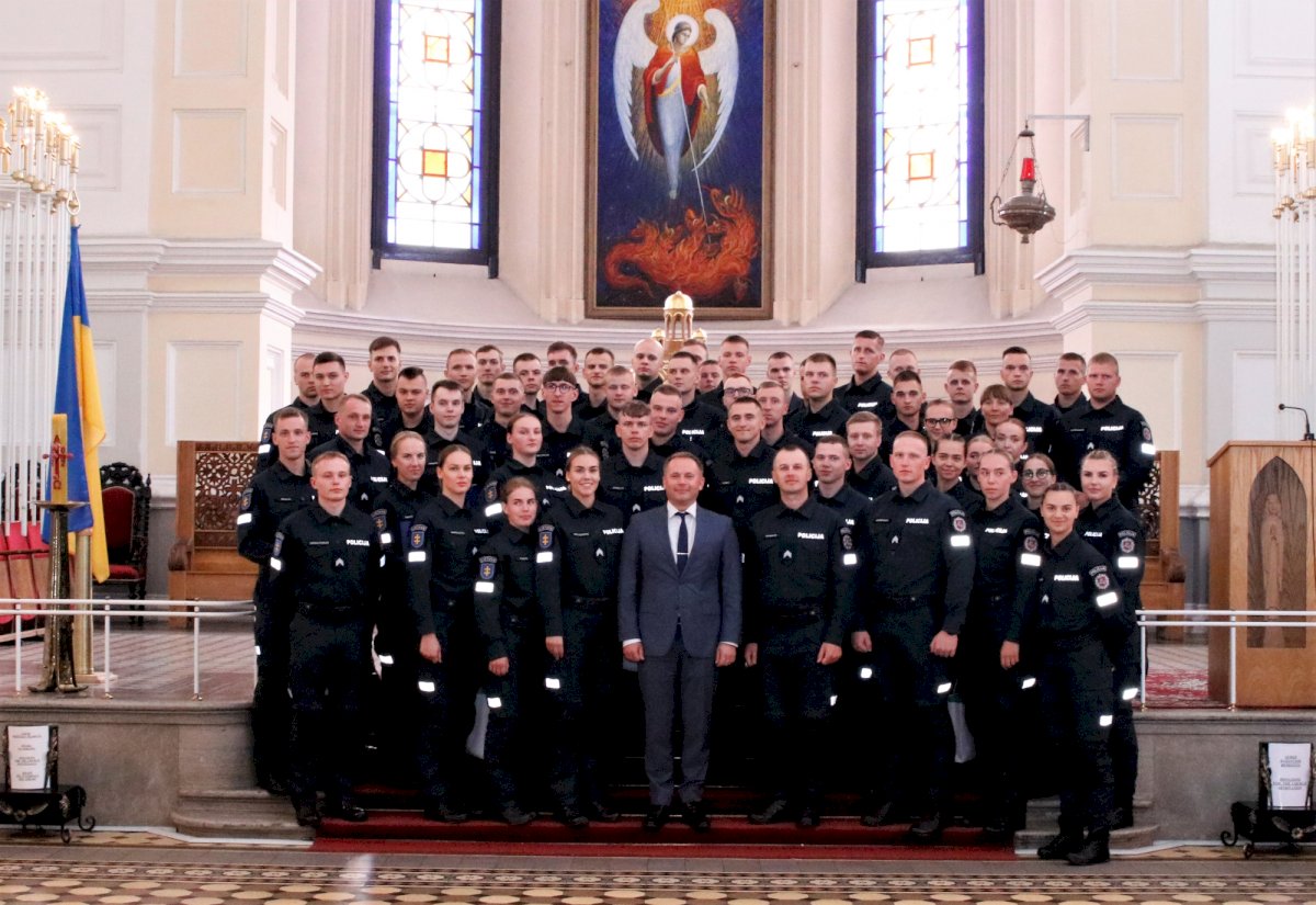 iskilmingai-iteikti-diplomai-lietuvos-policijos-mokyklos-absolventams