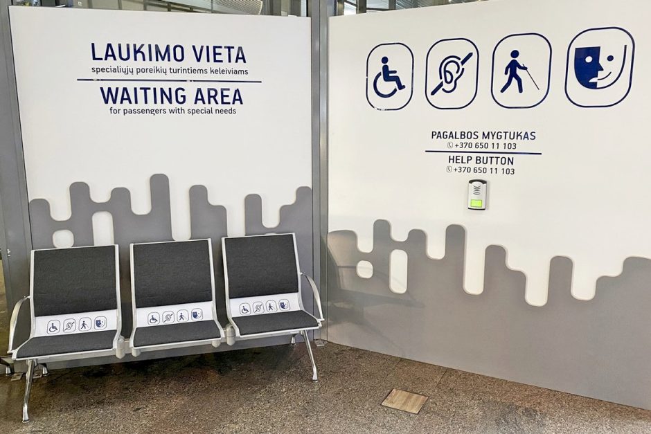Lietuvos oro uostai: specialiųjų poreikių turintys keleiviai keliauja vis dažniau, populiarėja pagalbos paslauga