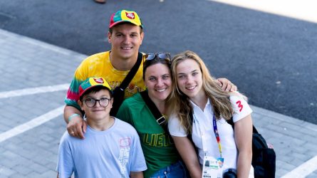 Plaukikę Smiltę Plytnykaitę jaunimo festivalyje palaiko šeima: „Nepraleidžiame nei vienų varžybų“