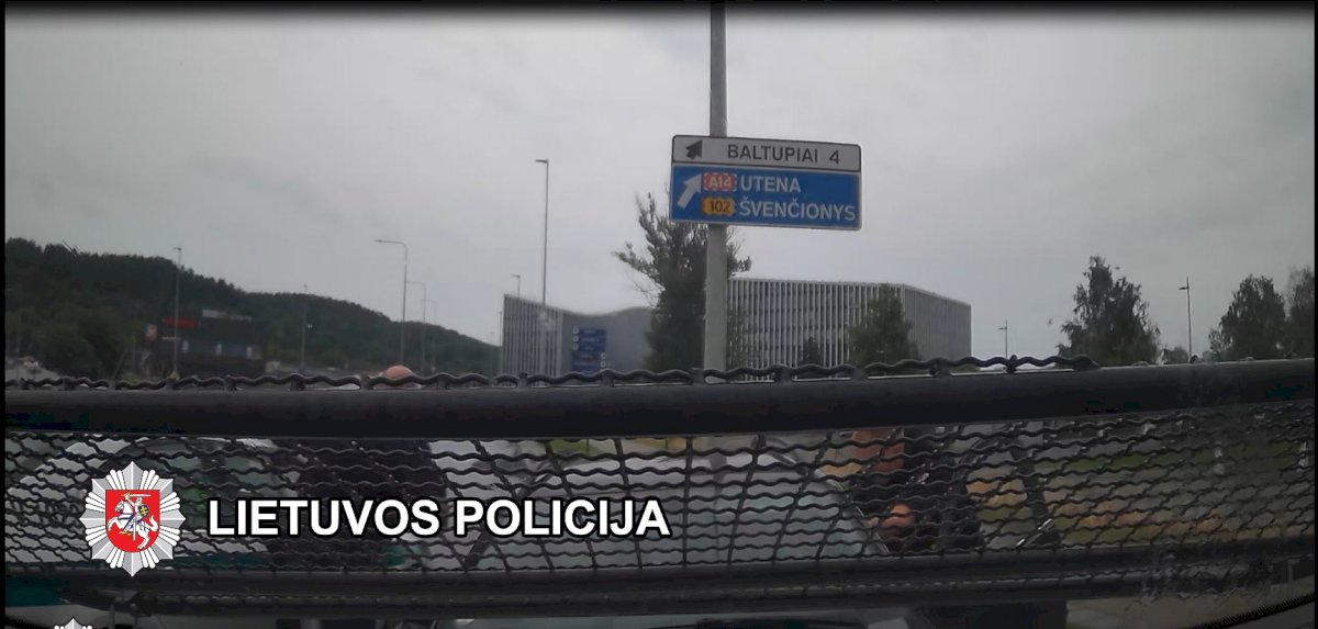 pro-automobilio-langa-galimai-narkotines-medziagas-ismetes-beglys-sulaikytas-(video)