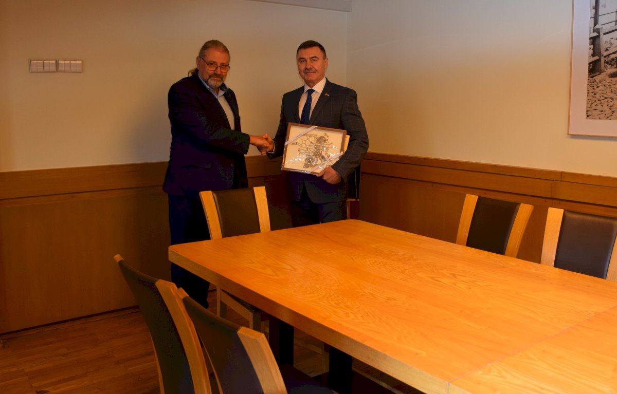 20220913-::-savivaldybeje-apsilanke-projekto-„globalus-panevezys“-ambasadorius-r.-gabulas