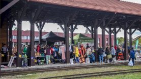 „Atiduotuvių peronas“ Panevėžyje: gausiai dalintasi savo daiktais ir drabužiais