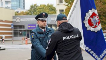 Vilniaus apskr. policijoje – vėliavos perdavimo ceremonija