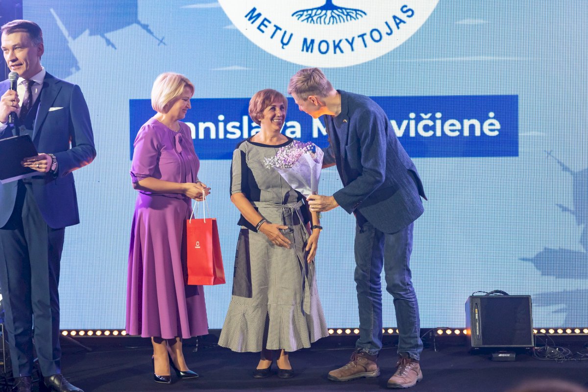 sostineje-pasveikinti-metu-mokytojai