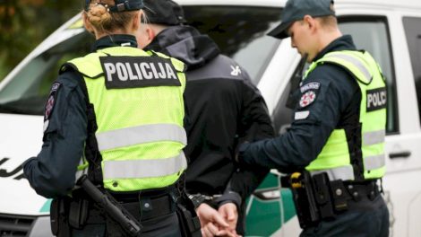 Šiaulių apskrities pareigūnai pričiupo ir atgal grąžino iš pataisos namų pasišalinusį nuteistąjį