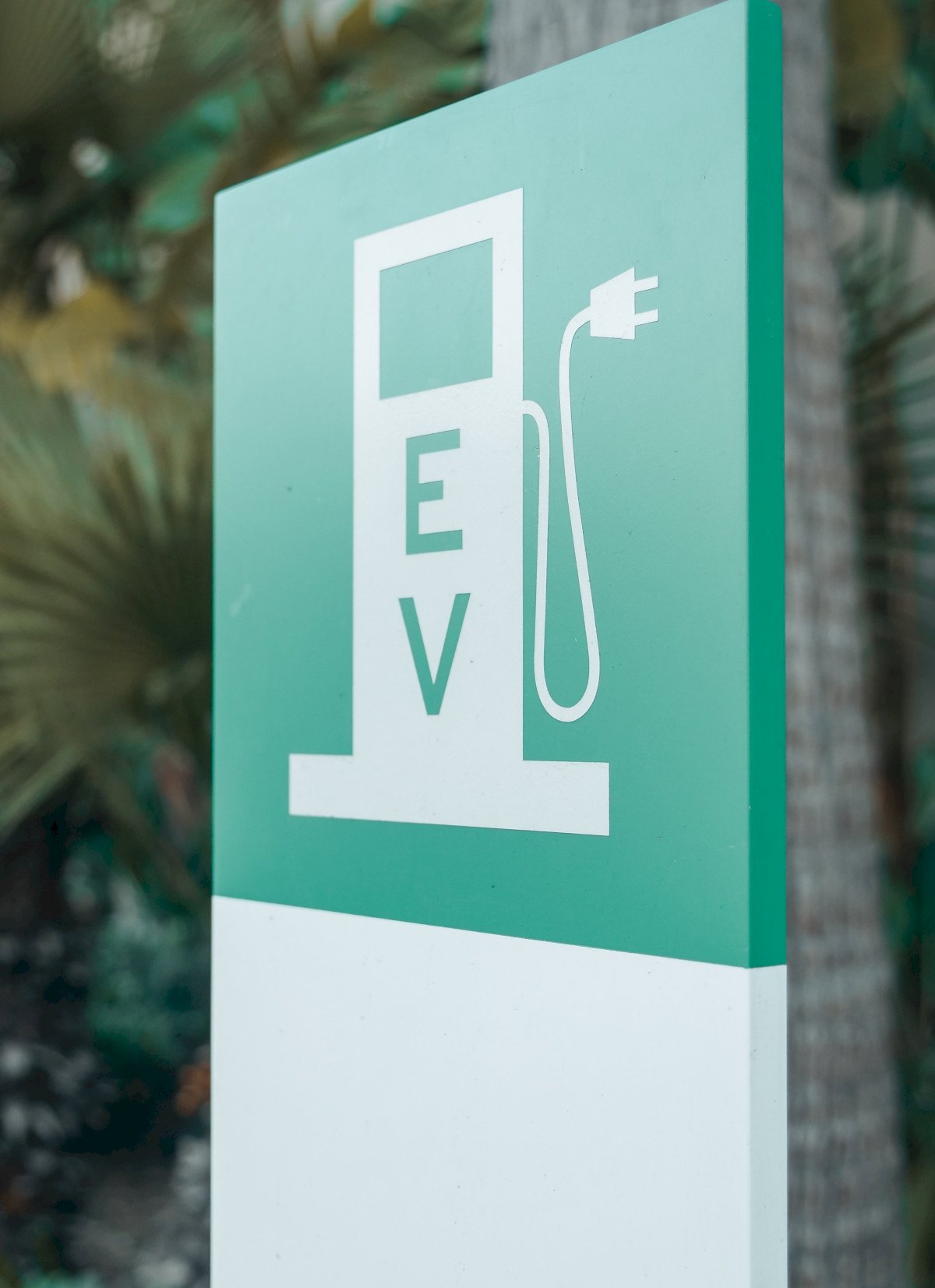 juridiniai-asmenys-kvieciami-teikti-paraiskas-elektromobiliu-privaciu-ikrovimo-prieigu-isirengimui-savo-darbuotojams