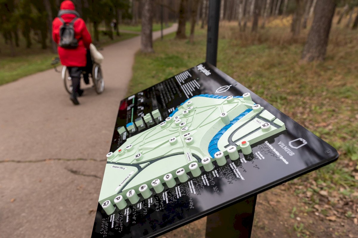vilniaus-parkuose-irengiami-universalaus-dizaino-zemelapiai