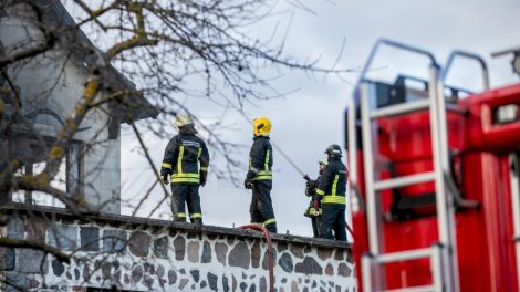 Savaitgalį ugniagesiai gesino per 60 gaisrų ir atliko dar daugiau gelbėjimo darbų