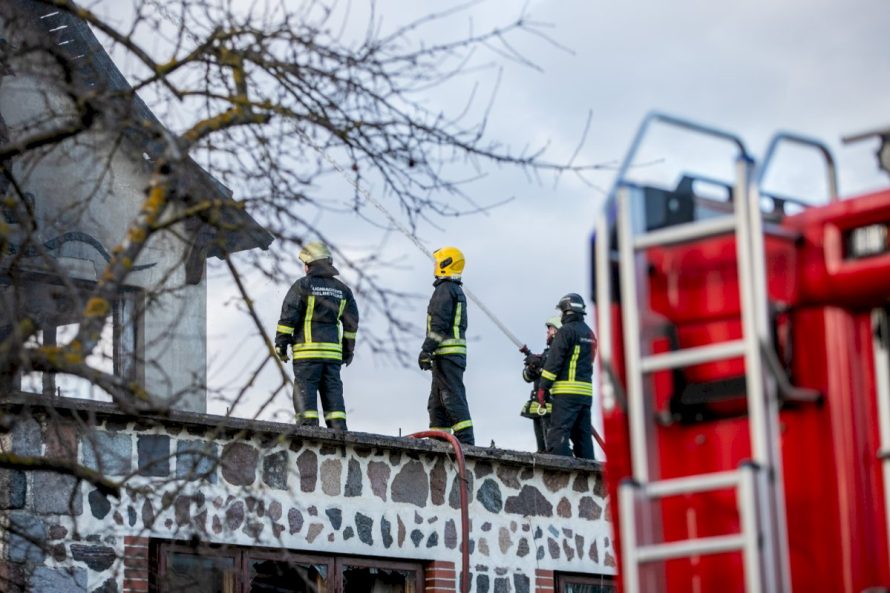 Savaitgalį ugniagesiai gesino per 60 gaisrų ir atliko dar daugiau gelbėjimo darbų