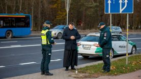 Klaipėdos apskrities kelių policijos pareigūnai žvakelėmis pagerbė žuvusiuosius per eismo įvykius