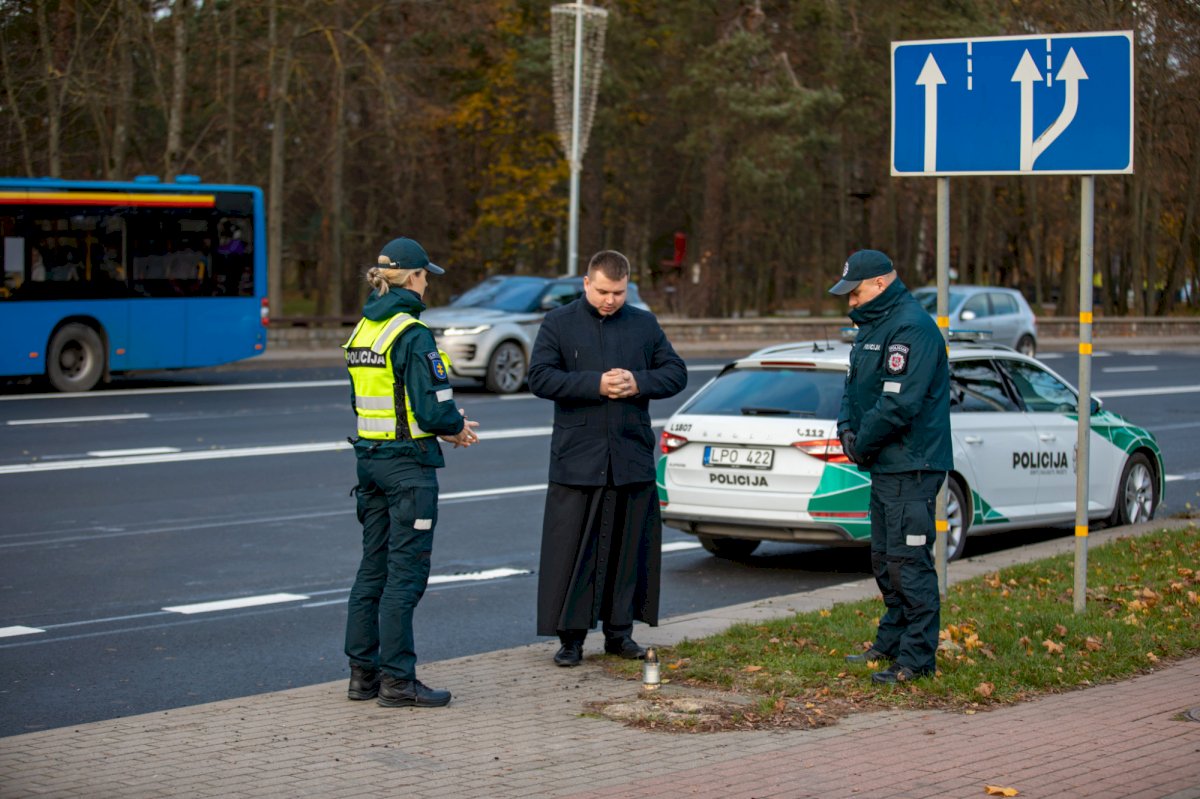 klaipedos-apskrities-keliu-policijos-pareigunai-zvakelemis-pagerbe-zuvusiuosius-per-eismo-ivykius