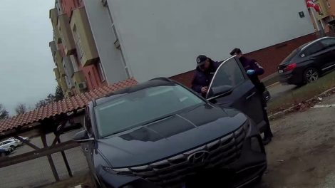 Kliūties pašalinti iškviesti pareigūnai surado vogtą automobilį (video)
