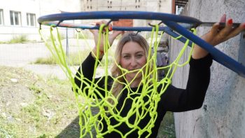 Šviestuvais virtę krepšinio lankai nušvis ir Ukrainos vaikams