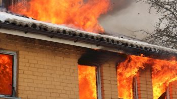 Savaitgalį gaisrų metu žuvo du žmonės, ugniagesiai iš degančio buto išgelbėjo tris vaikus