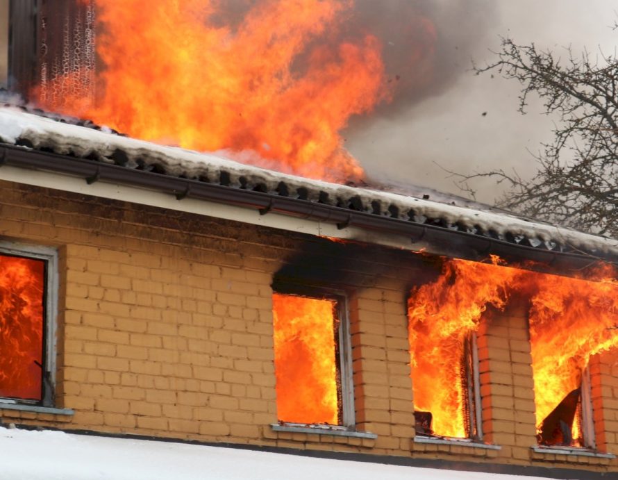 Savaitgalį gaisrų metu žuvo du žmonės, ugniagesiai iš degančio buto išgelbėjo tris vaikus