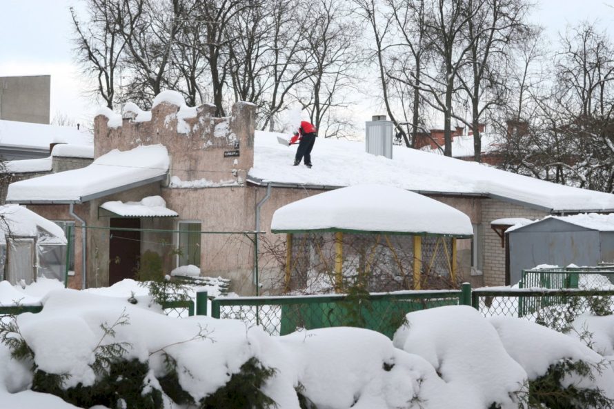 Sniegas ant stogų – pavojus žmonėms ir jų turtui