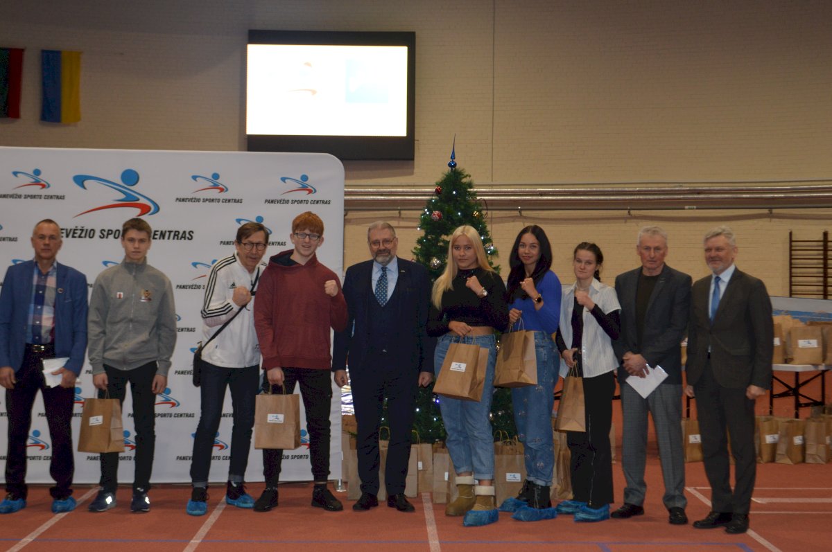 202212.23-::-pasveikinti-jaunieji-miesto-sportininkai-ir-ju-treneriai