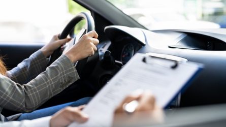 VĮ „Regitra“ vairavimo egzaminuotojai įtariami korupcija