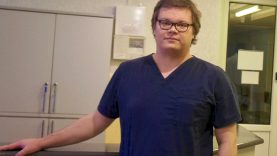 Kauną į Šiaulius iškeitęs jaunas gydytojas neurochirurgas nesibaimina atsakomybių