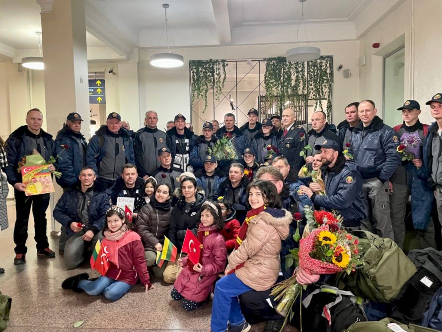 Vasario 16-osios vakarą 37 Lietuvos tarptautinės pagalbos teikimo komandos nariai sugrįžo į Vilnių.