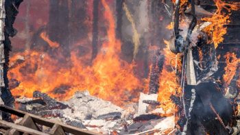 Gaisruose žuvo du žmonės, degė prekybos centras, medžio apdirbimo įmonė, Kupiškio mariose išgelbėti įlūžę žvejai