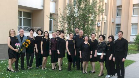 Chore „Musica Vitae“ dainuojantys Respublikinės Šiaulių ligoninės medikai nesibaimina nepataikyti į natą