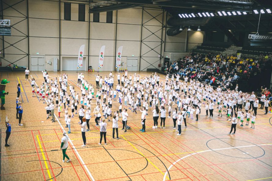 Didžiausias darželinukų fizinio aktyvumo projektas pasiekė finišo tiesiąją – pirmajame festivalyje Kaune sportavo šimtai vaikų