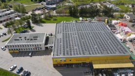 Raseiniuose ant pastato stogo sumontuota didžiausia, net 200 kW saulės elektrinė