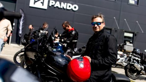 Lietuvoje kuria ypatingus drabužius motociklininkams: pasirinktos medžiagos tvirtumu lenkia net plieną