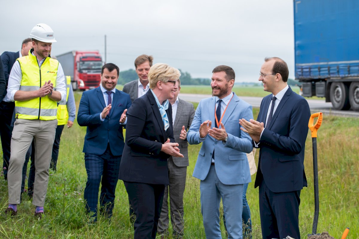 startavo-ilgiausio-„via-baltica“-ruozo-tarp-marijampoles-ir-lenkijos-sienos-rekonstrukcija-–-vienu-metu-automagistrales-statybu-darbai-vyks-beveik-30-yje-kilometru