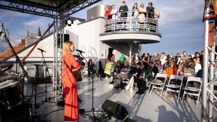 Mėgautis vasara muzikos fone: Fotografijos muziejaus stogo terasoje koncertuos jaunimas