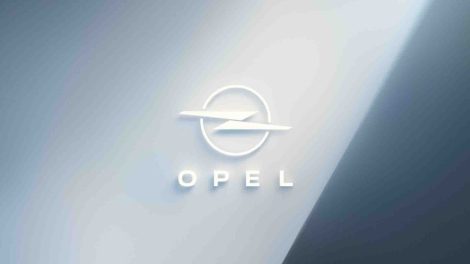 „Opel“ pristato naują kultinio „Žaibo“ emblemą