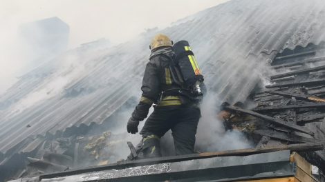 Savaitgalį degė gyvenamieji namai, liepsnos niokojo gamybinį pastatą