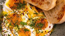 Pradėkime dieną maistingu viduržemio jūros receptu: organiniai kiaušiniai graikiškame jogurte