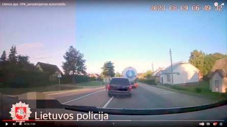Utenos apskrities policijos pareigūnai persekiojo ir sustabdė automobilį su neteisėtais  keleiviais (vaizdo įrašas)