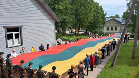 Alsėdžiams – 770 metų: per miestelį nusidriekė 50 metrų ilgio vėliava