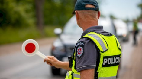 Klaipėdos apskrities kelių policijos pareigūnai per savaitę užfiksavo net 117 vairuotojų, kurie neleistinai naudojosi mobiliaisiais įrenginiais