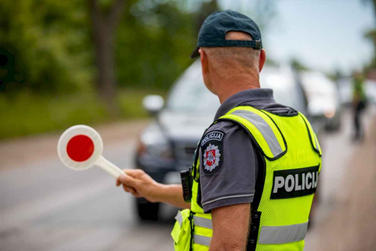 klaipedos-apskrities-keliu-policijos-pareigunai-per-savaite-uzfiksavo-net-117-vairuotoju,-kurie-neleistinai-naudojosi-mobiliaisiais-irenginiais