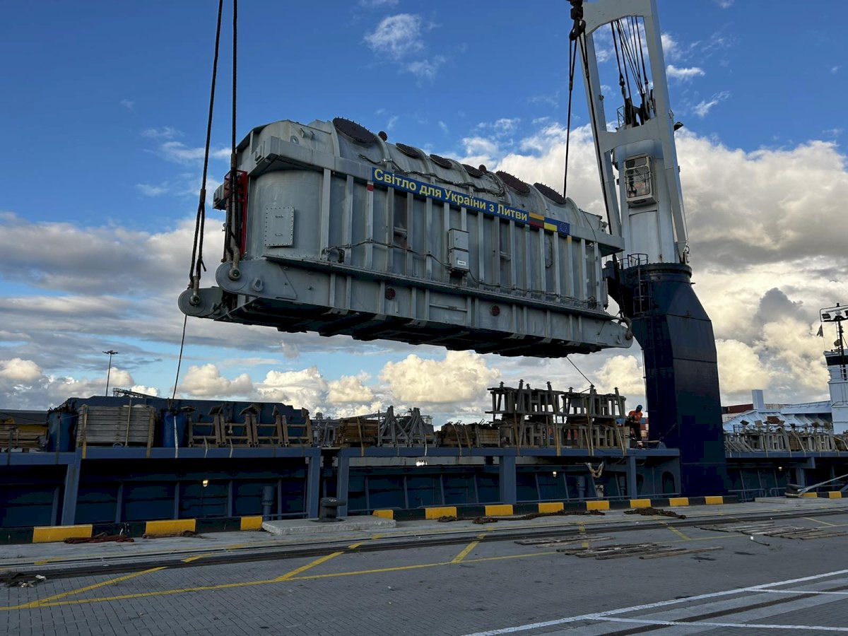 ukraina-pasieke-svarbus-„litgrid“-siuntinys:-galingas-autotransformatorius-elektros-suteiks-simtams-tukstanciu-gyventoju