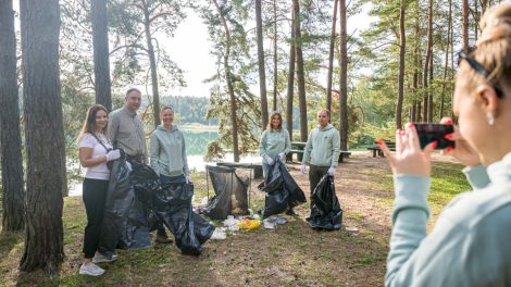 Piliečiai visoje Lietuvoje būrėsi į miškų švarinimo talkas – jau trečią kartą vyko miškininkų organizuojama „Miško kuopa“
